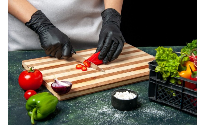 Luvas de nitrilo vs látex: Qual escolher para manipular comida?