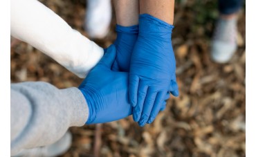 Protección de manos: cuándo usar guantes de vinilo o polietileno