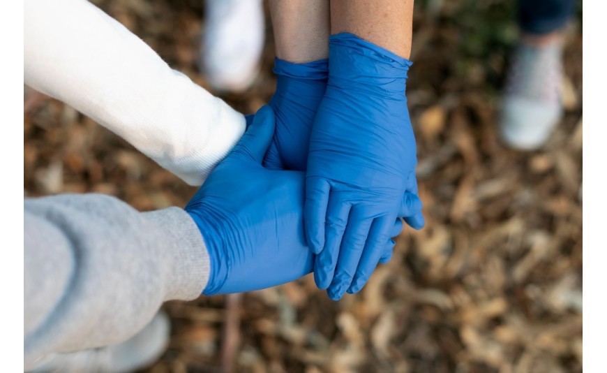 Protección de manos: cuándo usar guantes de vinilo o polietileno