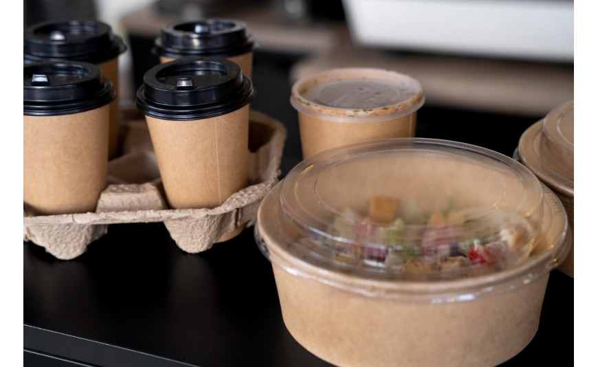 Envases de plástico para comidas preparadas. Establecimiento comida para llevar.