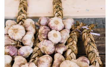 Mallas de ajos y frutas agricultores.