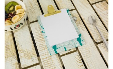 Porta menús y accesorios sostenibles para mesas de terraza