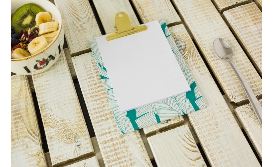 Porta menús y accesorios sostenibles para mesas de terraza