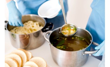 Cómo evitar fugas en envases de sopas y caldos para llevar